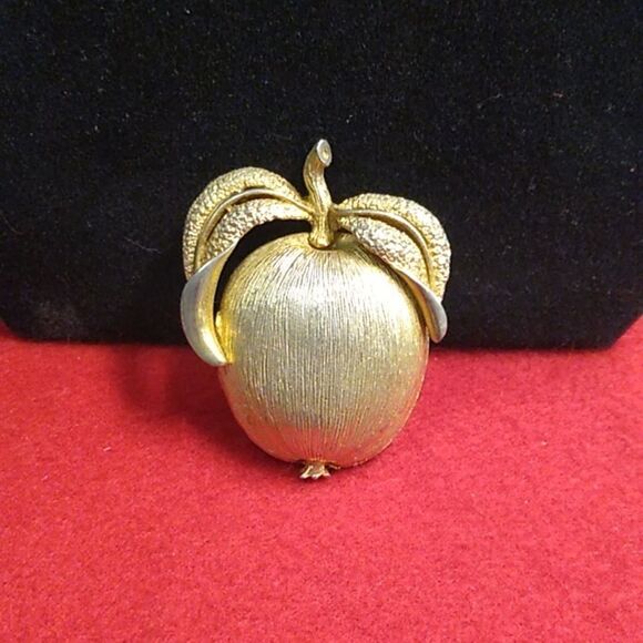 Sarah Coventry 1970 Apple/Pomegranate Gold Tone Metal Brooch Cottagecore - Picture 1 of 6
